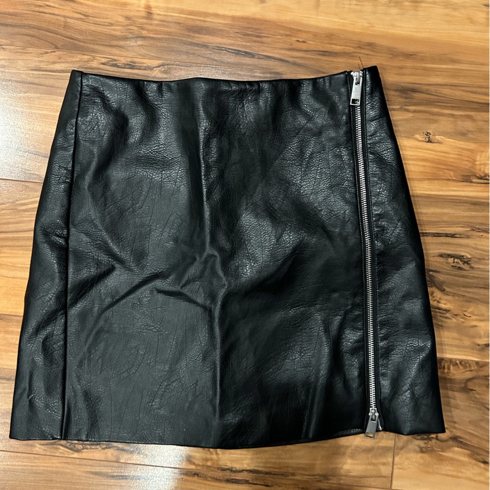 EUC leather mini skirt size 6